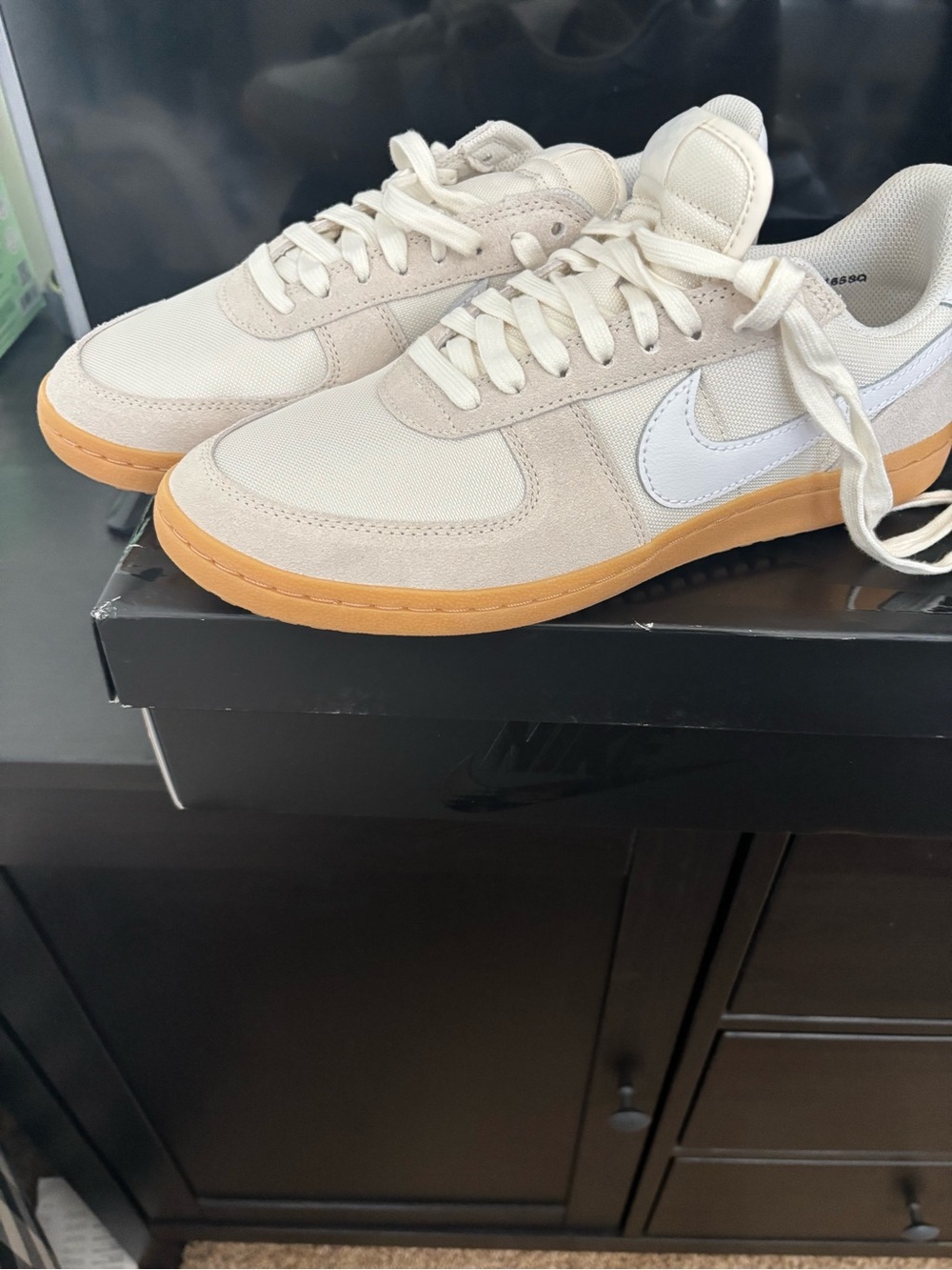 New with box Nike field general Cream and White Low-Top Sneakers with Gum Sole